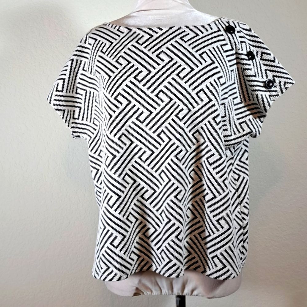 W5 Women’s Top Black White Size XL Boxy Short Sleeve Knit Slip On Button Detail